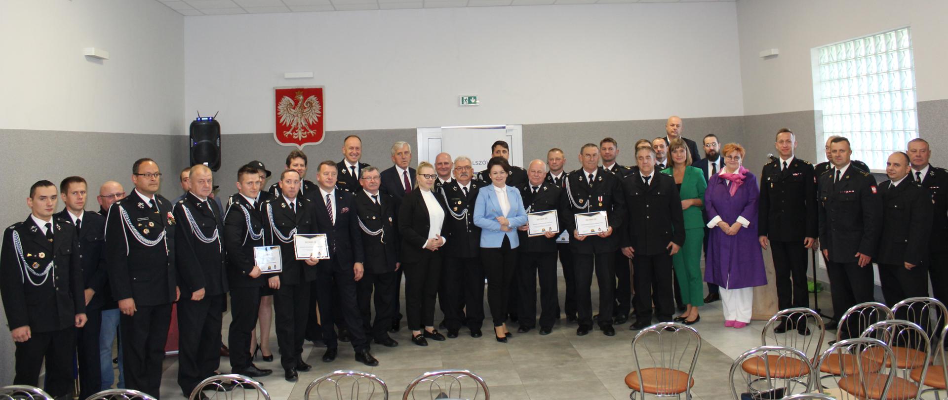 Zdjęcie przedstawia jednostki OSP i zaproszonych gości