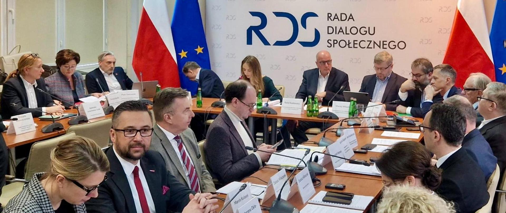 Wiceminister Marcin Kulasek podczas Rady Dialogu Społecznego.