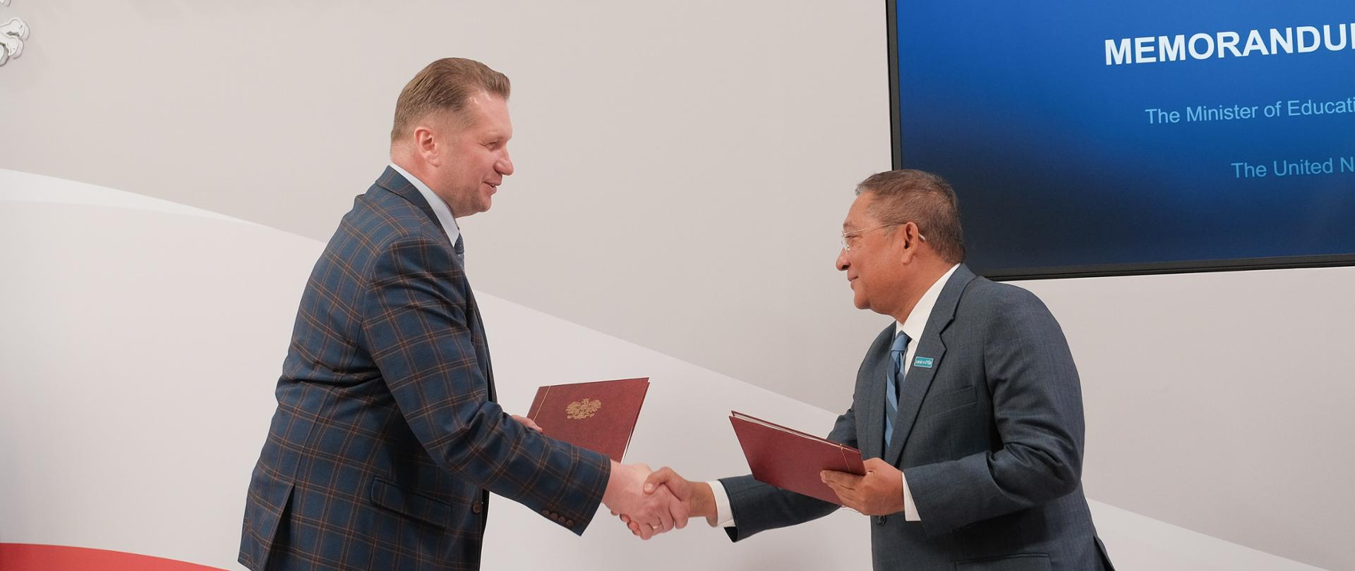 Zdjęcie z podpisania Memorandum o porozumieniu ws. przeciwdziałania wykluczeniu edukacyjnemu dzieci i młodzieży z Ukrainy