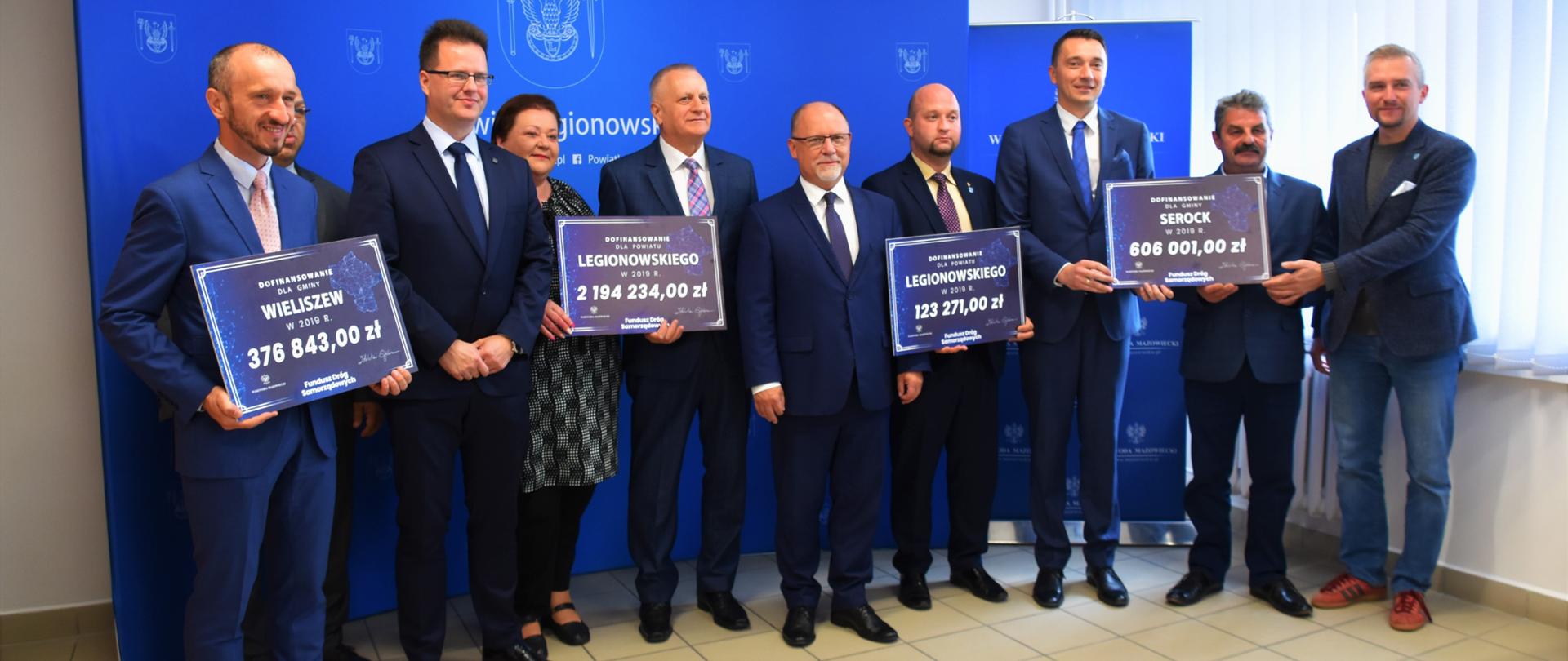 Wspólne zdjęcie beneficjentów Funduszu Dróg Samorządowych z Wiceministrem Infrastruktury Andrzejem Bittelem i Wojewodą Mazowieckim Zdzisławem Sipierą