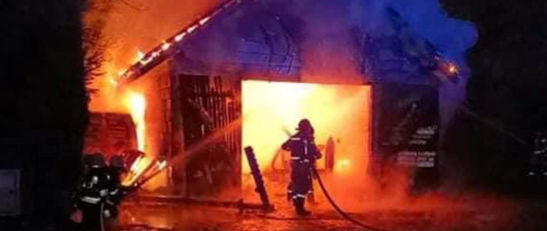 Pożar garażu z gazami technicznymi przy ul. Polnej w Obornikach.