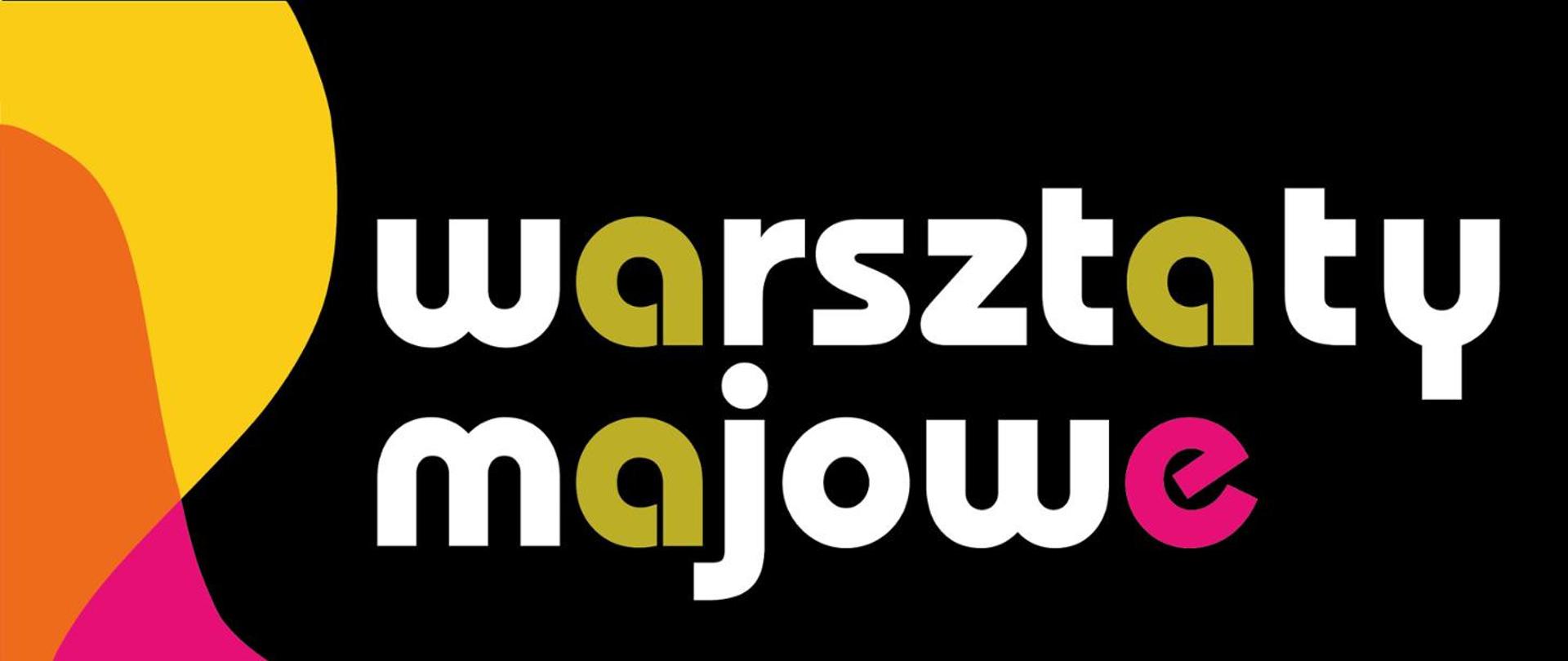Na czarnym tle z lewej i prawej żółto-pomarańczowo-różowe plamy na środku biały napis warsztaty majowe z zielonymi literami a i różową e
