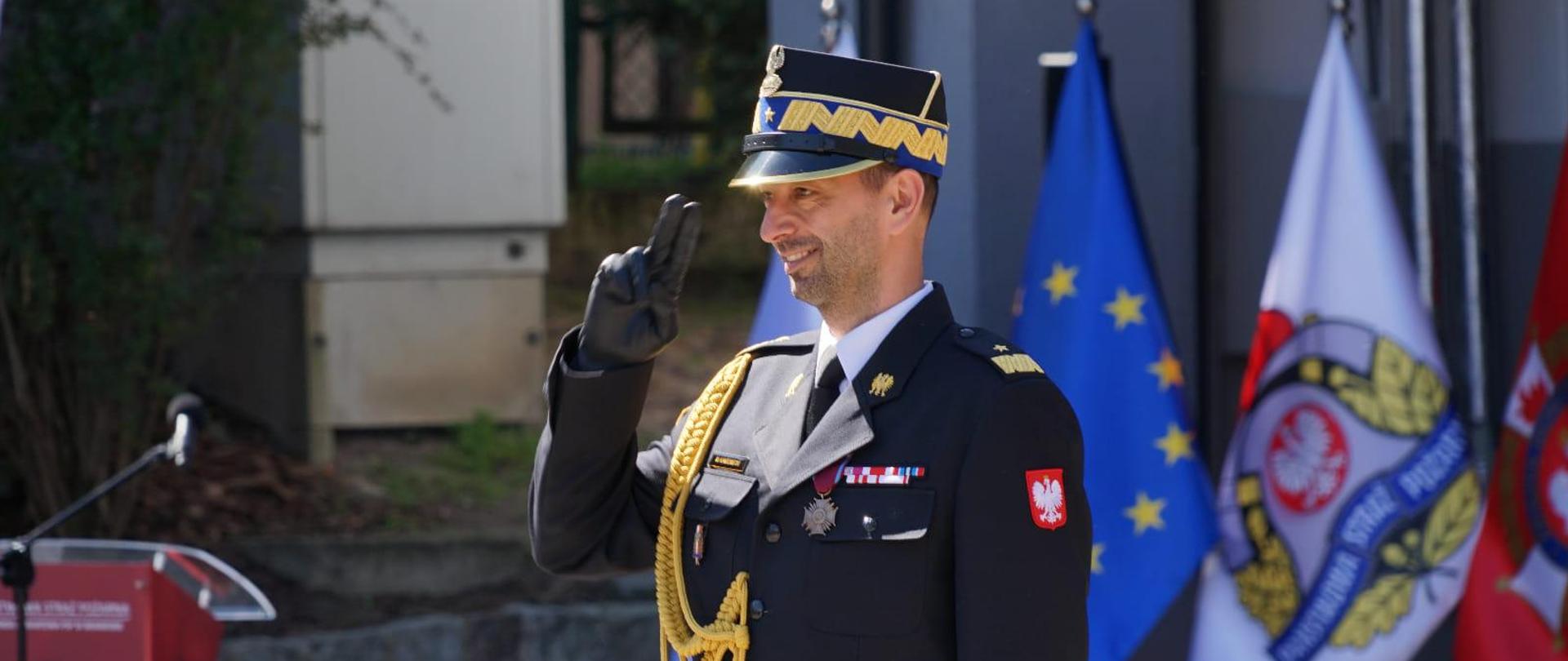 Na zdjęciu w mundurze galowym Warmińsko mazurski Komendant Wojewódzki.