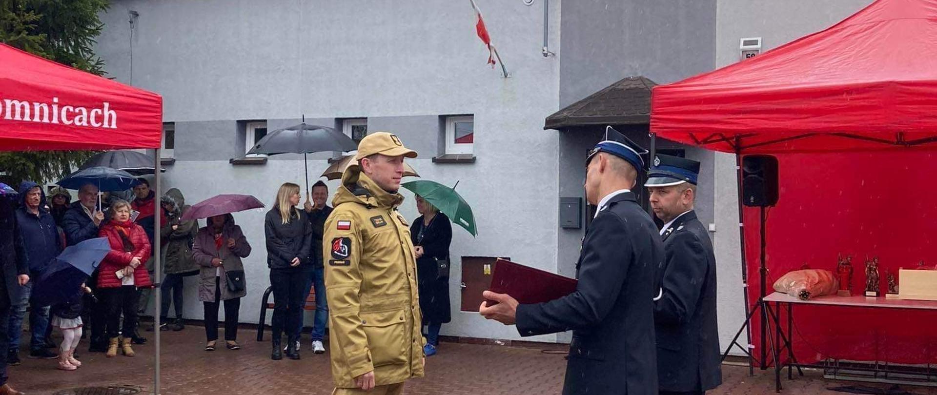 wręczenie podziękowań strażakowi przez druhów OSP