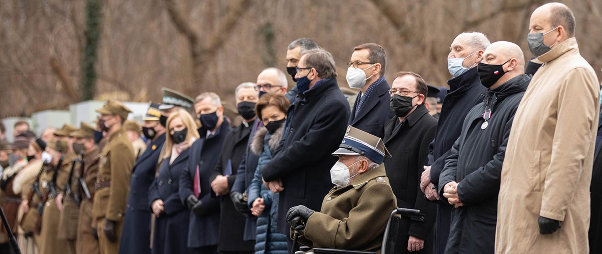 Premier Mateusz Morawiecki oraz Mariusz Kamiński podczas uroczystości z okazji Narodowego Dnia Pamięci Żołnierzy Wyklętych na Wojskowym Cmentarzu Powązkowskim w Warszawie.