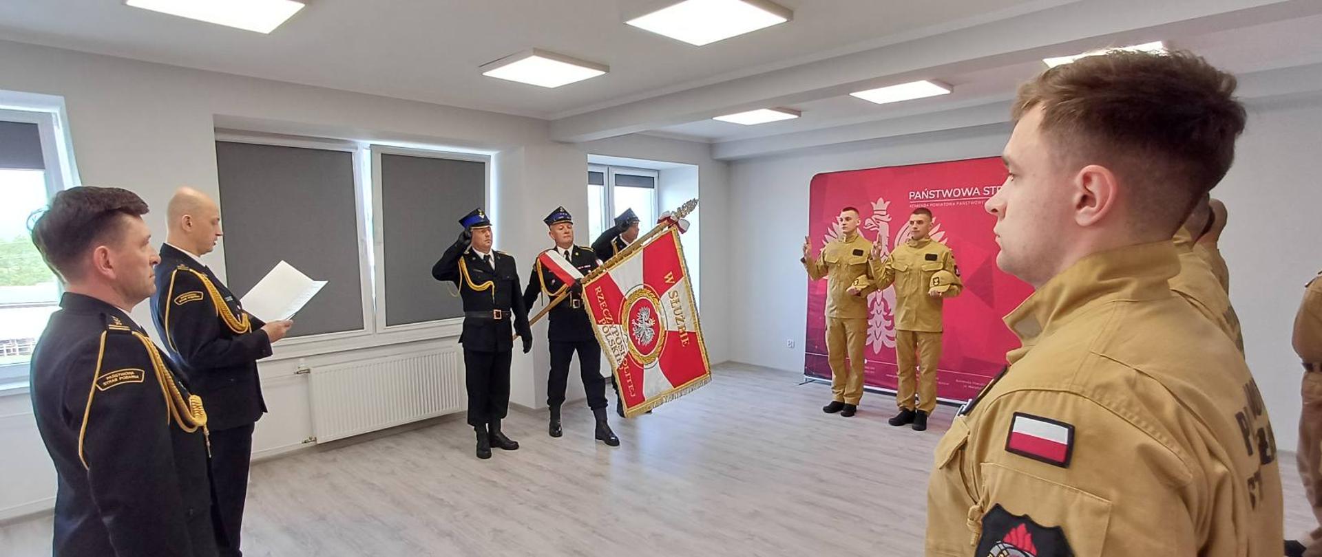  Uroczysta ceremonia, podczas której nowo przyjęci strażacy, w obecności sztandaru, potwierdzają swoją gotowość do wykonywania zadań na rzecz bezpieczeństwa państwa i jego mieszkańców.