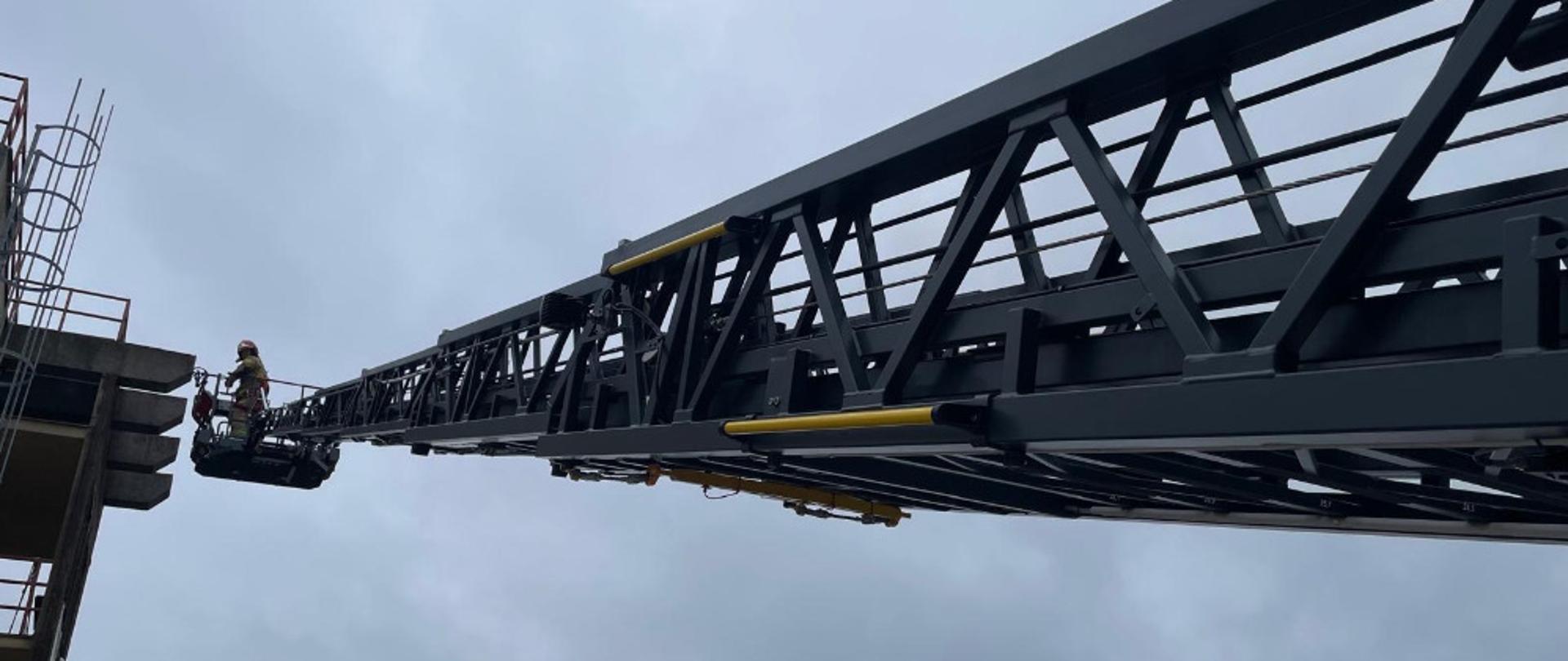 Strażak w koszu drabiny