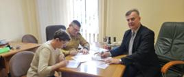 Moment podpisania porozumień na rzecz rozbudowy systemu ostrzegania i alarmowania w siedzibie gminy