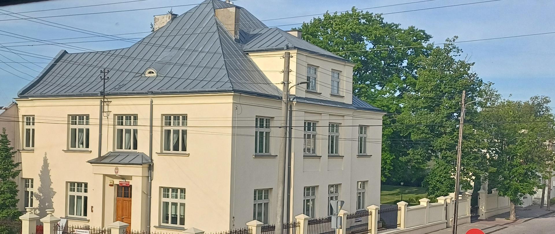 Zdjęcie przedstawia budynek Państwowej Szkoły Muzycznej I s. w Brzezinach.