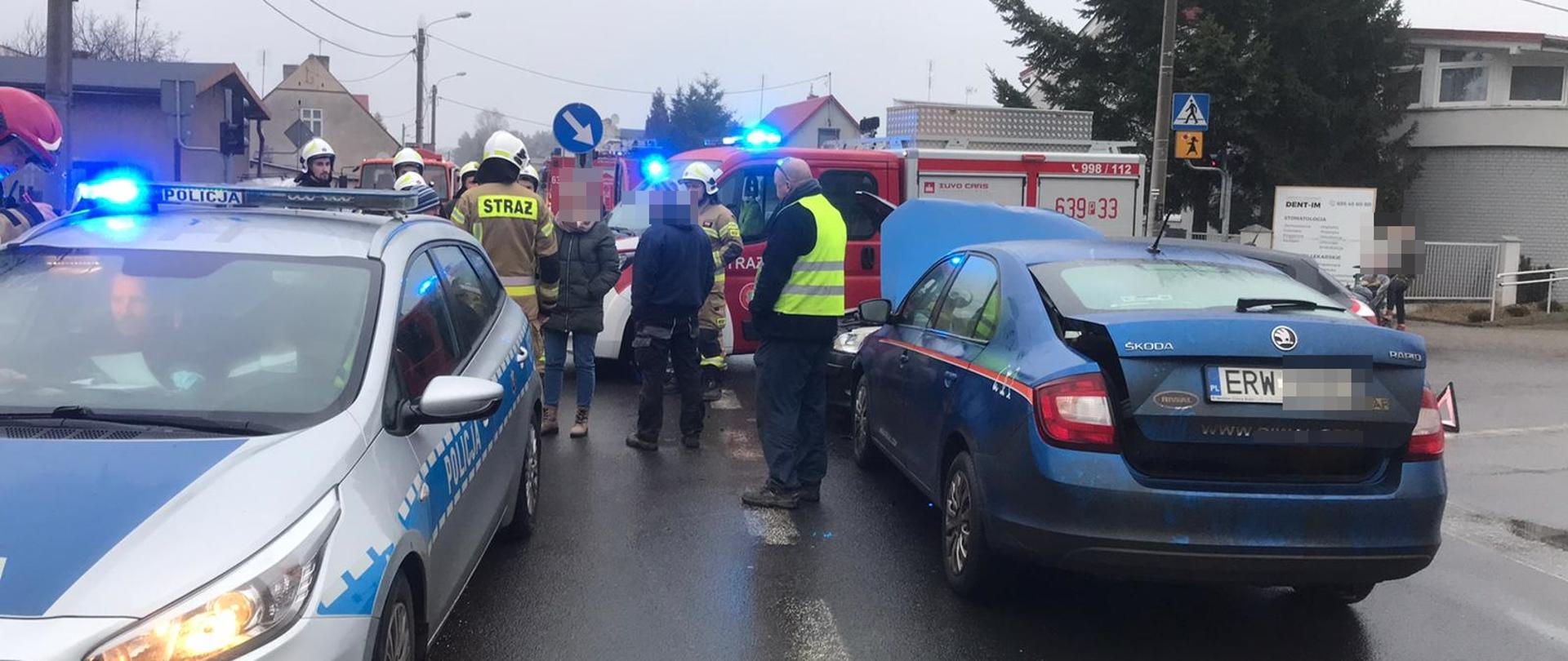 Na zdjęciu widać pojazdy służb ratunkowych oraz rozbite pojazdy