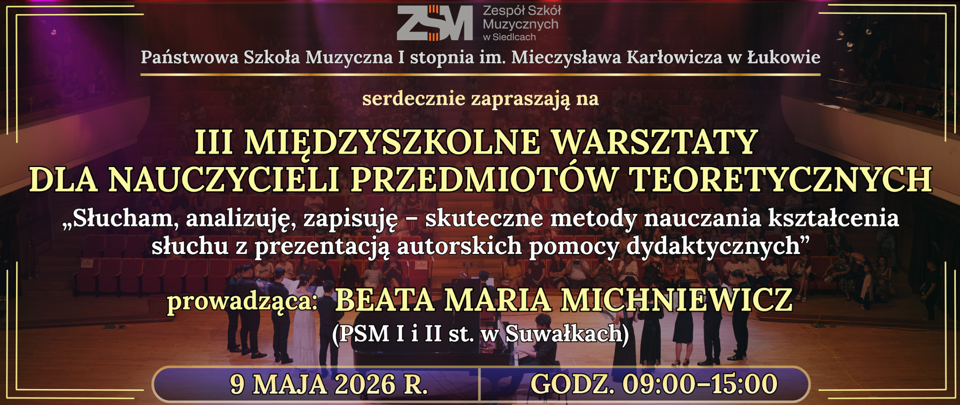 baner w tle osoby na scenie trzymają nuty na widowni siedzą ludzie oraz informacja o wydarzeniu 