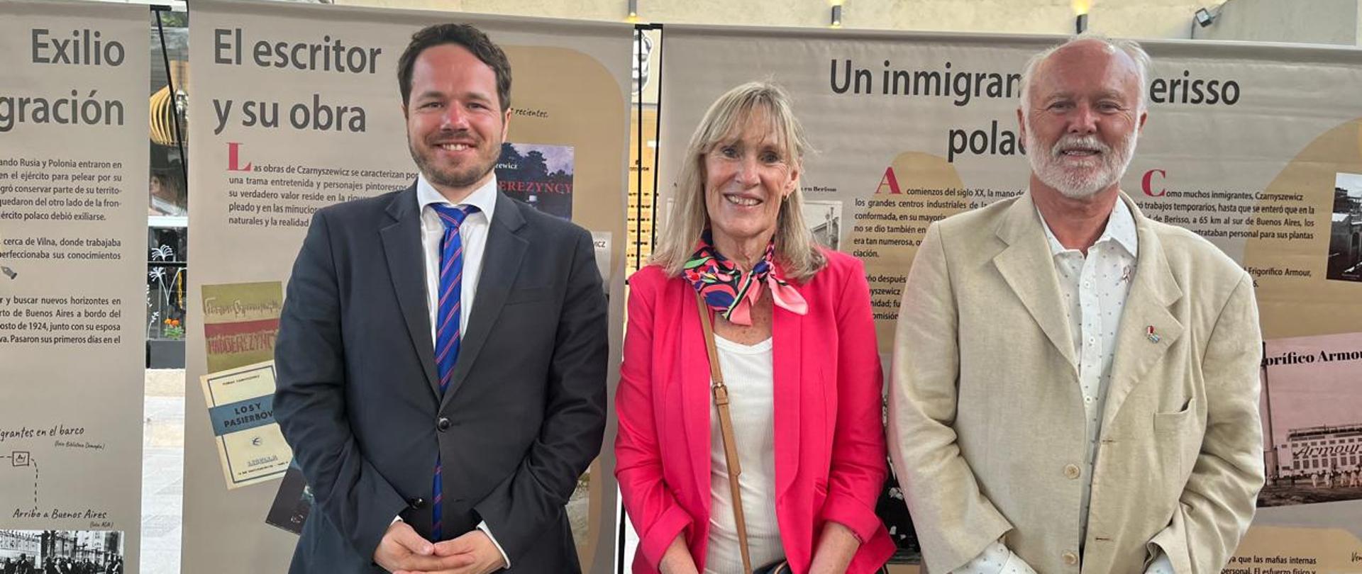 trzy osoby i wystawa