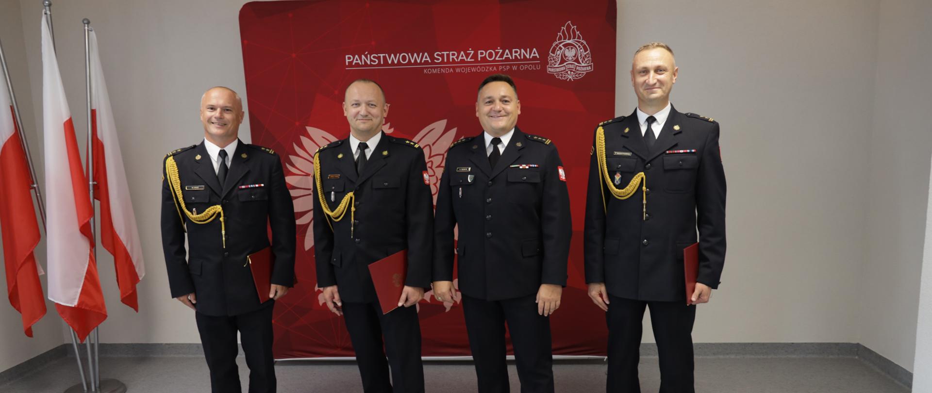 Zdjęcie przedstawia Opolskiego Komendanta Wojewódzkiego PSP w Opolu st. bryg. mgr inż. Krzysztofa Kędryka oraz nowo powołanych Zastępców Komendantów Powiatowych PSP w Krapkowicach, Oleśnie i Strzelcach Opolskich