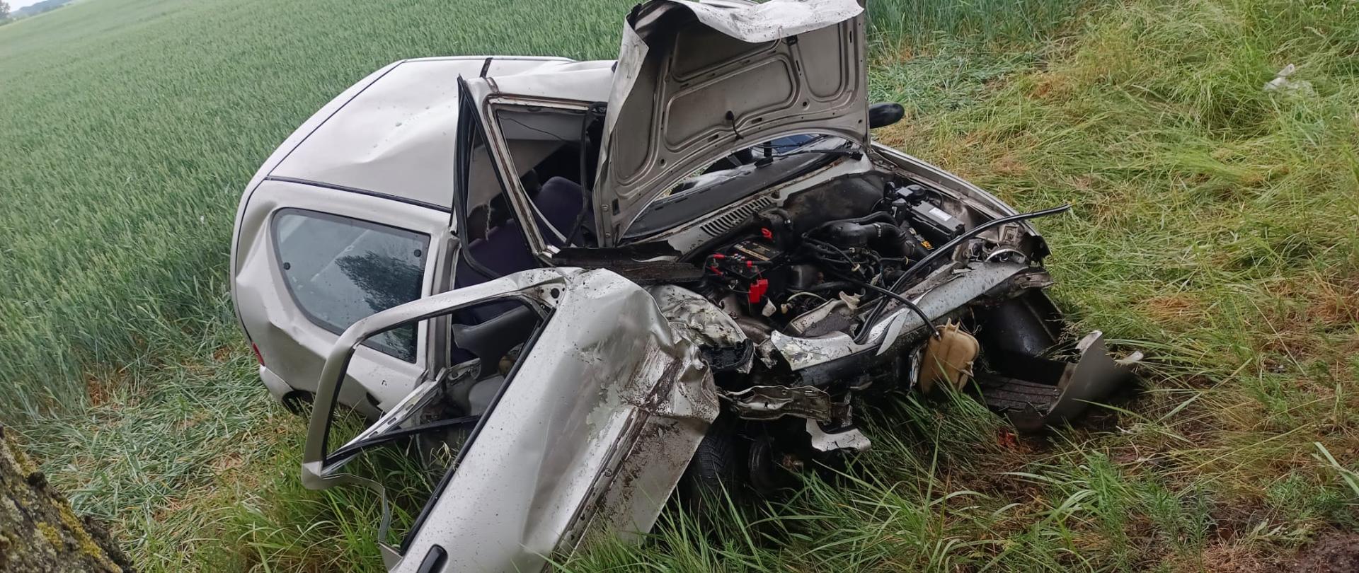 Mocno uszkodzony przód pojazdu, samochód w rowie