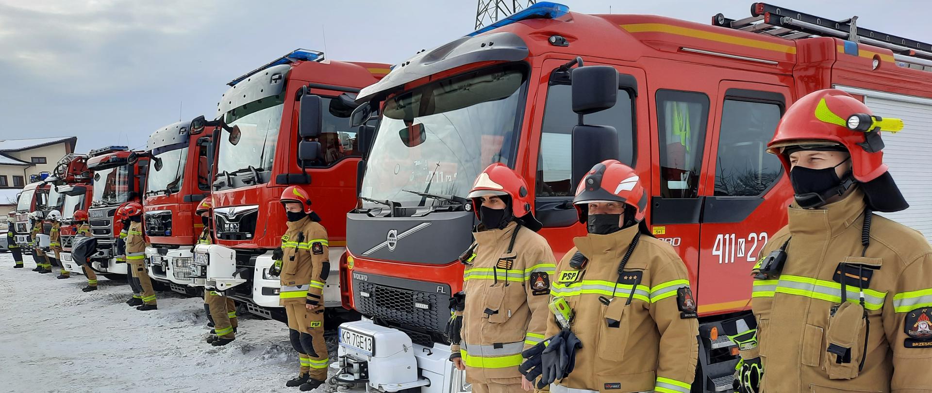 Na zdjęciu funkcjonariusze KP PSP w Brzesku z pojazdami. 
