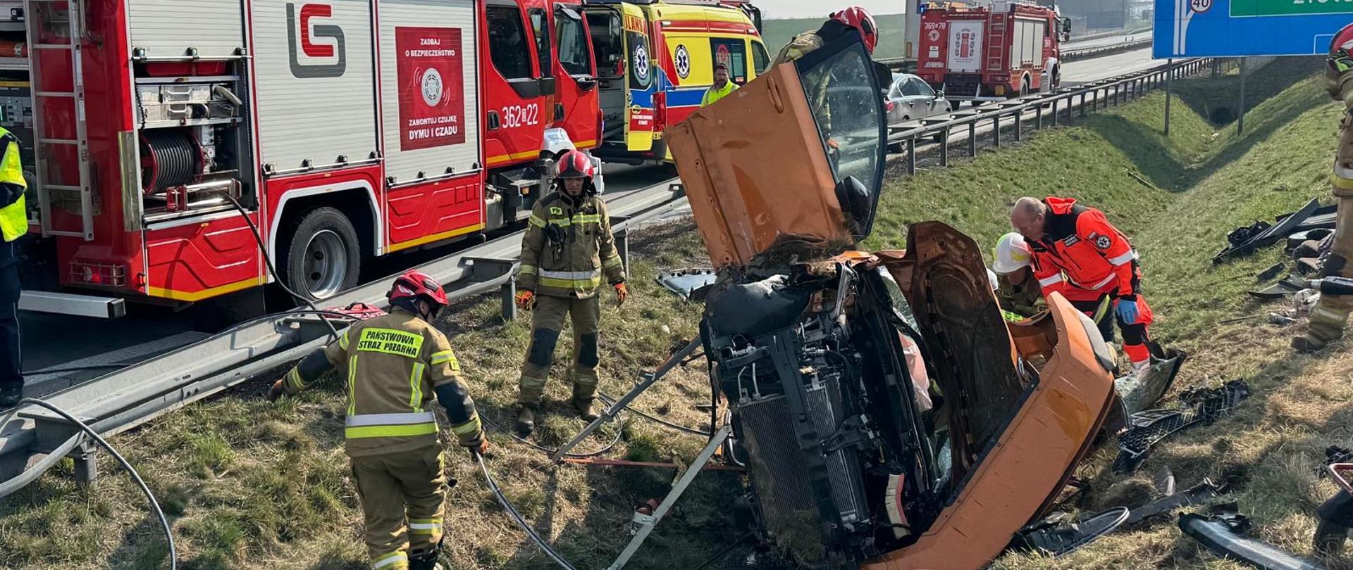 Wypadek samochodu osobowego na autostradzie A4