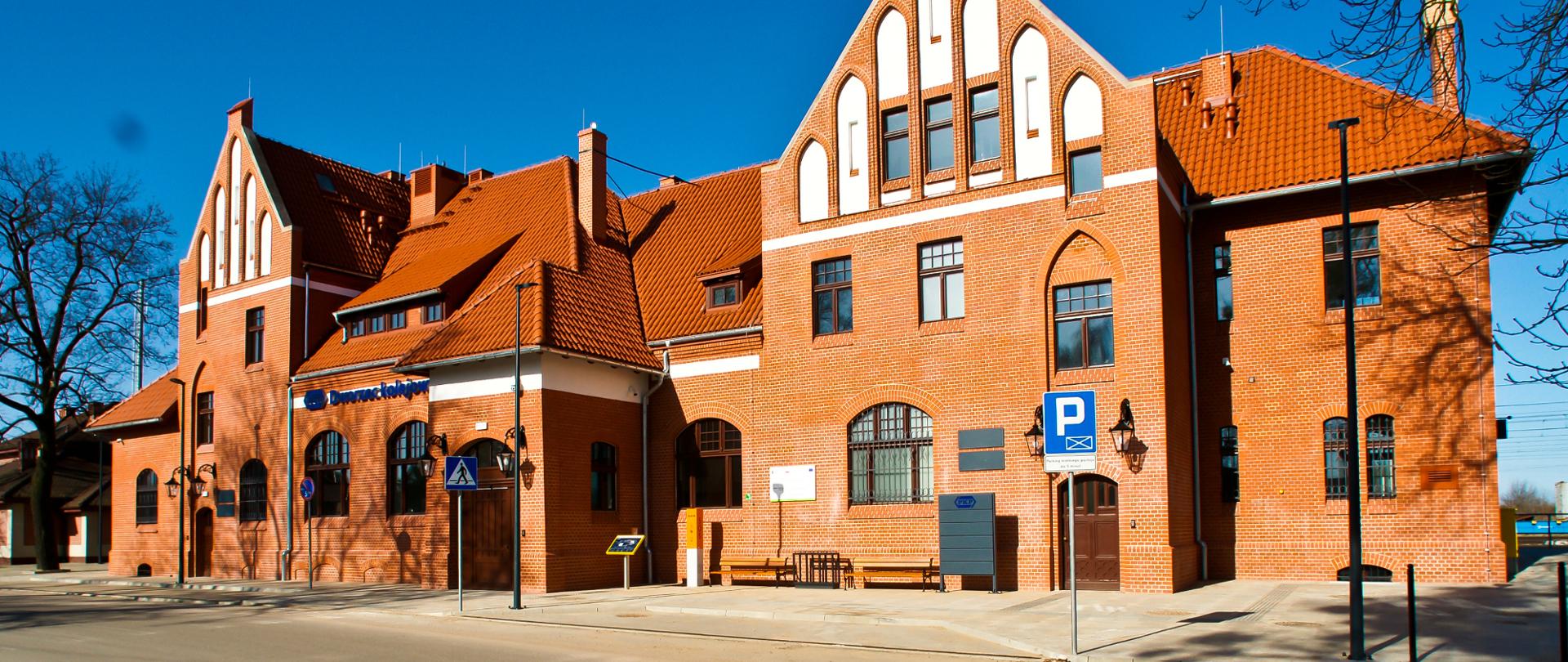 Na zdjęciu zmodernizowany dworzec kolejowy w Pszczółkach.