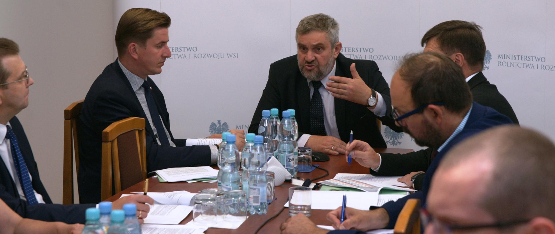 Fot. Minister Jan Krzysztof Ardanowski omawia problem suszy w rolnictwie 
