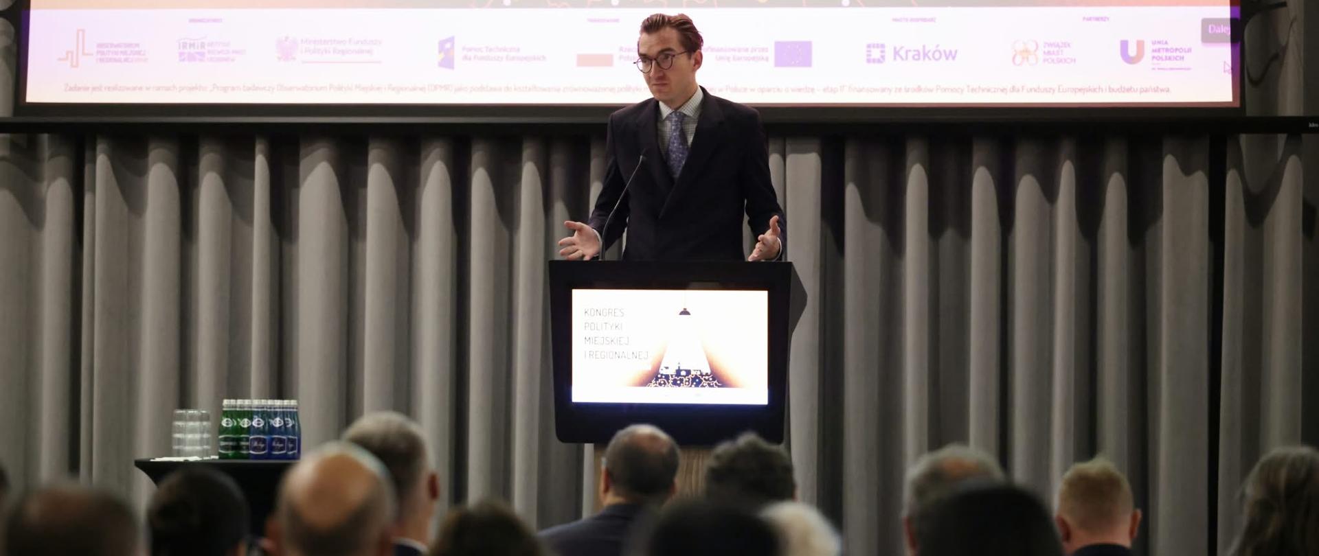 Na zdjęciu wiceminister funduszy i polityki regionalnej Jan Szyszko przemawia ze sceny podczas Kongresu Polityki Miejskiej i Regionalnej w Krakowie