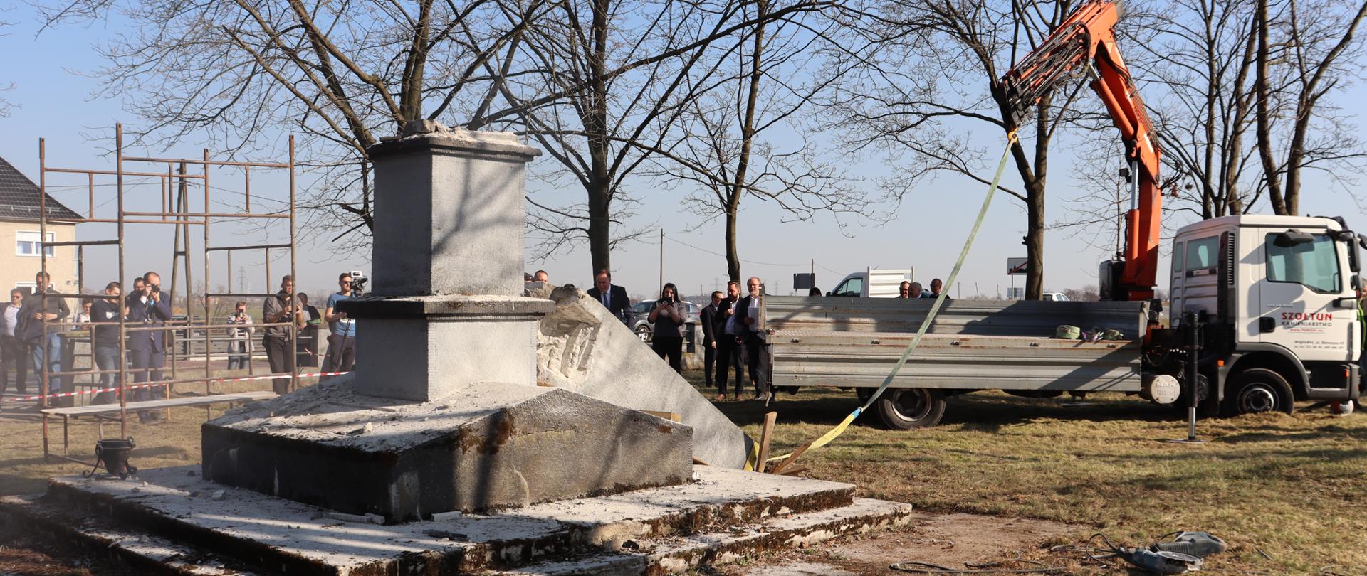 Obalony pomnik Armii Czerwonej w Chrzowicach