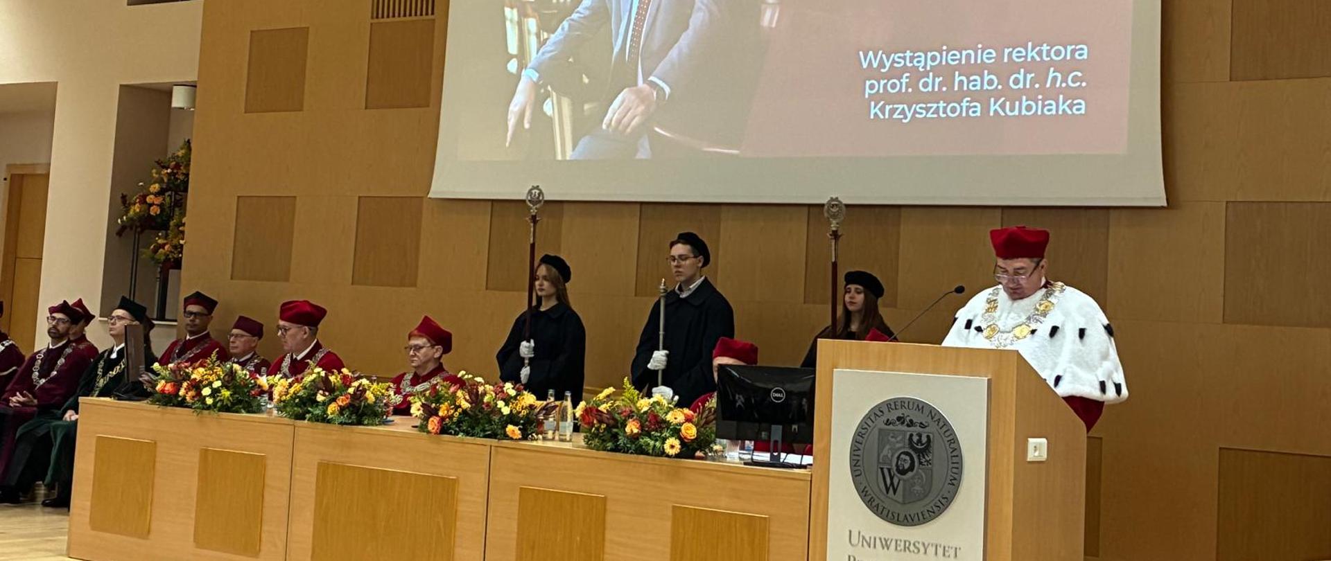 Uczestnicy wydarzenia znajdujący się na sali wykładowej wraz z prelegentem.