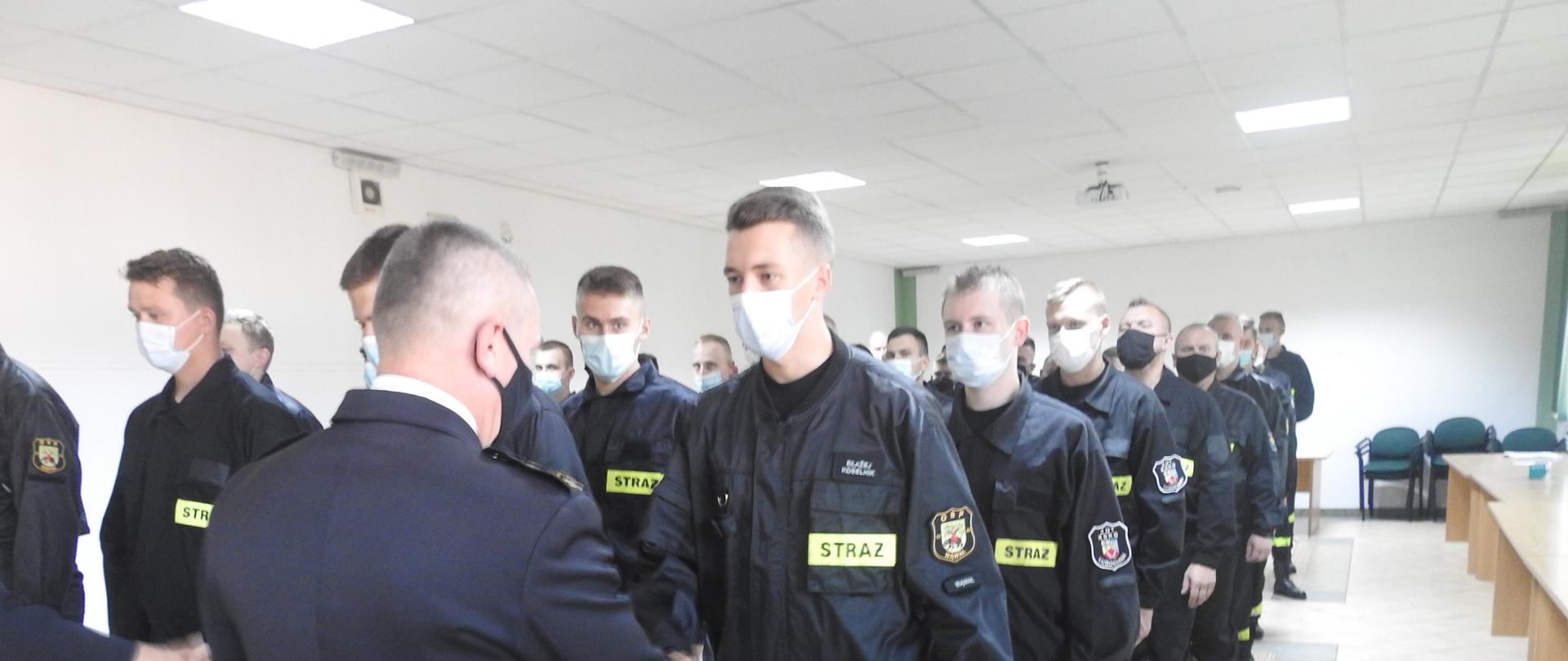 Komendant wręcza świadectwa i gratuluje ukończenia kursu. 