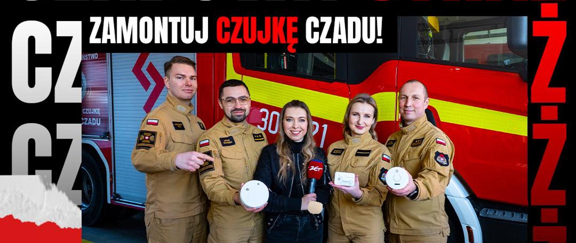 Na zdjęciu strażacy na tle samochodu pożarniczego pokazują czujki dymu, napis zamontuj czujkę czadu