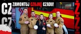 Na zdjęciu strażacy na tle samochodu pożarniczego pokazują czujki dymu, napis zamontuj czujkę czadu