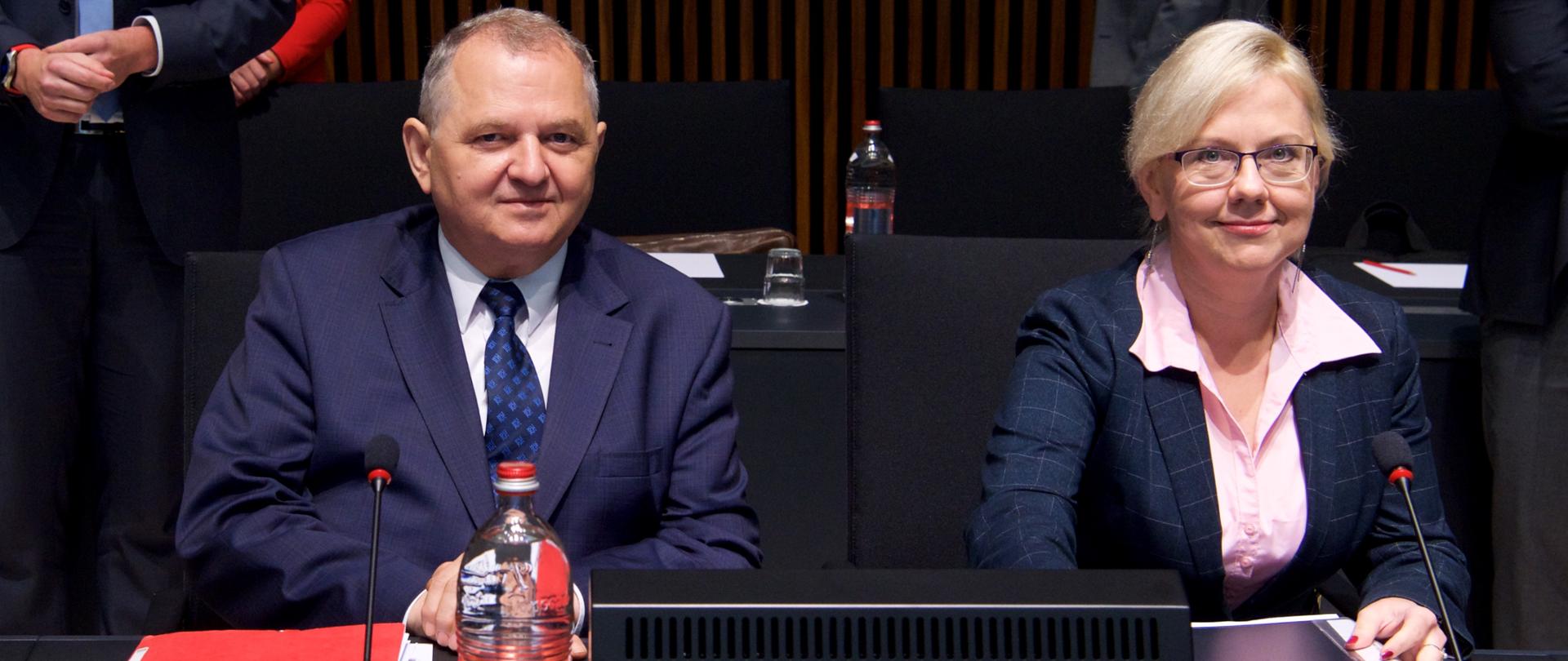 Wiceminister rolnictwa Ryszard Zarudzki oraz wiceminister gospodarki morskiej Anna Moskwa