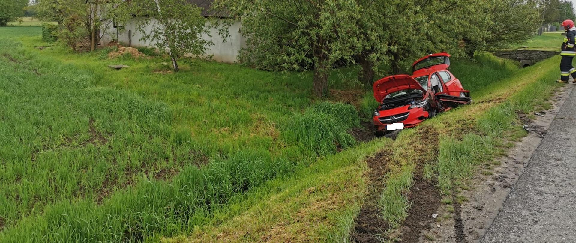 Miejsce wypadku drogowego. W rowie samochód osobowy.