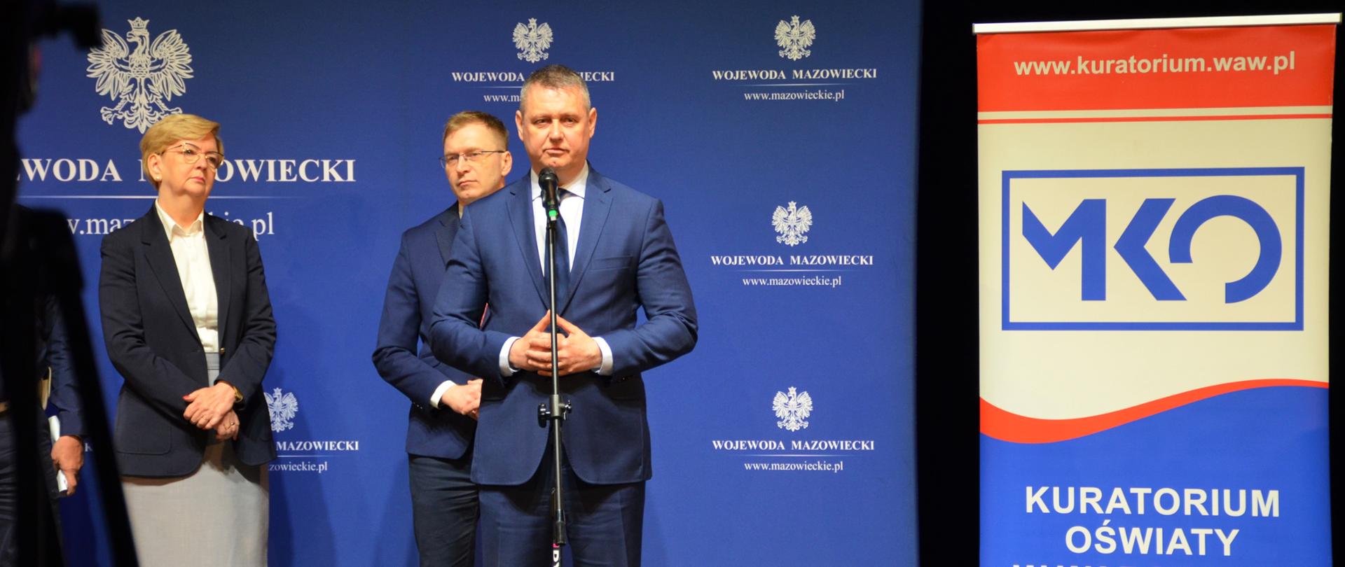 Na zdjęciu widać kobietę i mężczyzn