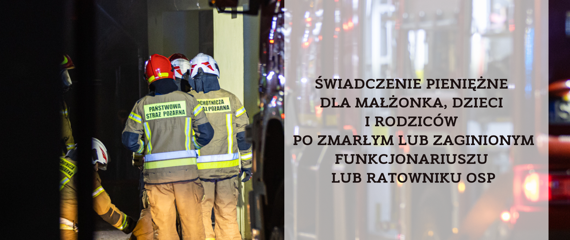 Po lewej stronie strażacy (widok z tyłu) na plecach munduru napis PAŃSTWOWA STRAŻ POŻARNA, u drugiego strażaka OCHOTNICZA STRAŻ POŻARNA, po prawej stronie napis: Świadczenie pieniężne dla małżonka, dzieci i rodziców po zmarłym lub zaginionym funkcjonariuszu lub ratowniku OSP