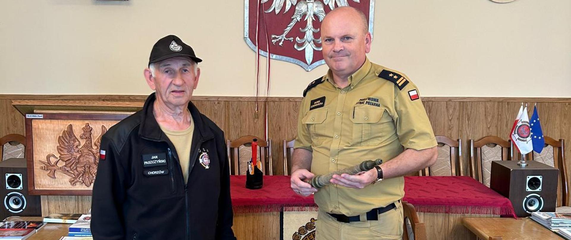 Zdjęcie przedstawia przekazanie zabytkowej prądownicy.