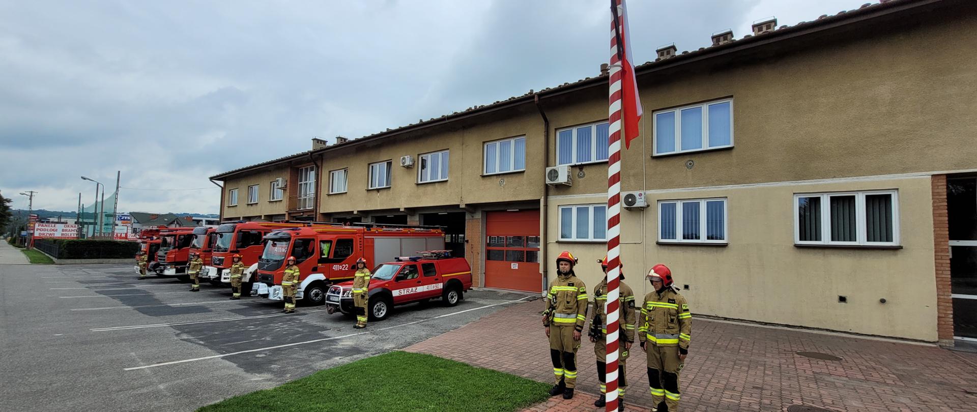 Strażacy oddali hołd strażakowi KG PSP, który zginął w wypadku podczas służby.