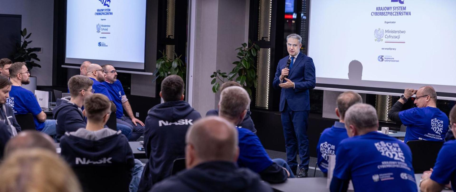 Zdjęcie wicepremiera Krzysztofa Gawkowskiego przemawiającego do uczestników ćwiczenia KSC exe 2025