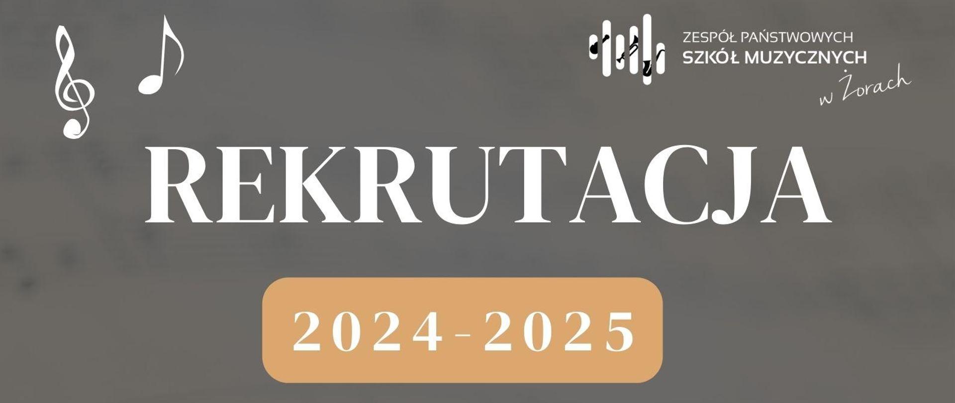 Szare tło z wyblakłymi systemami nutowymi. Na plakacie białe napisy w różnym rozmiarze informujące o zapisach do szkoły. Niektóre wypełnione pomarańczowym tłem. Przypadkowo rozmieszczone emotikony przedstawiające animowane instrumenty. W lewym górnym rogu biały klucz wiolinowy i nuta ósemka. W prawym górnym rogu logo szkoły. W stopce dane szkoły w kolorze pomarańczowym.