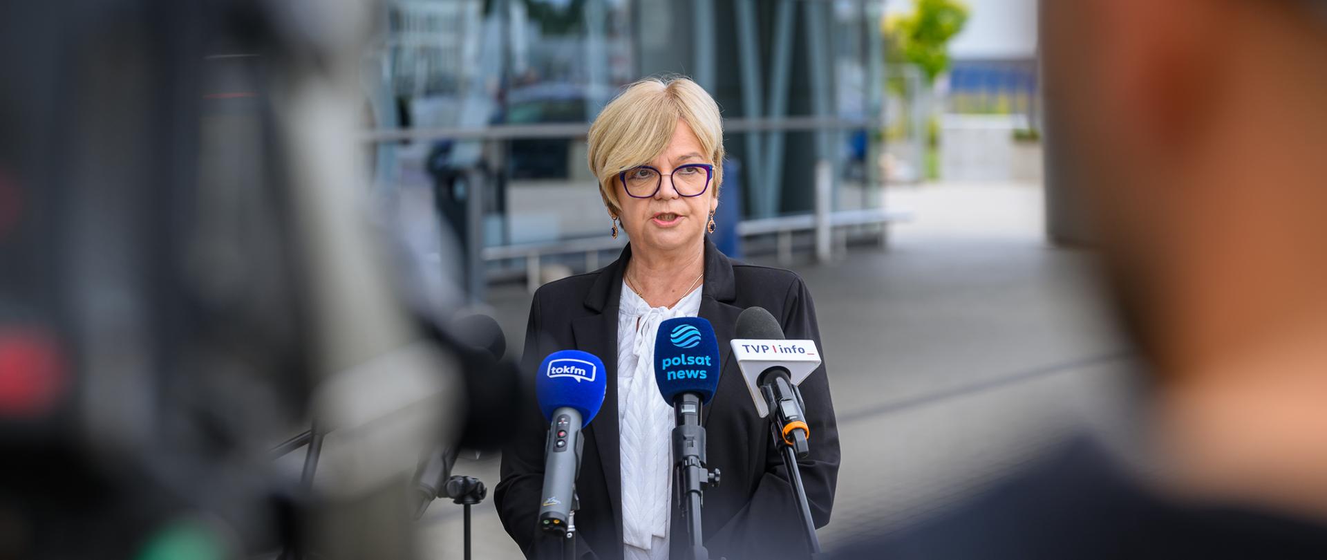 Zdjęcie przedstawia wojewodę podkarpackiego Teresę Kubas-Hul podczas konferencji prasowej 
