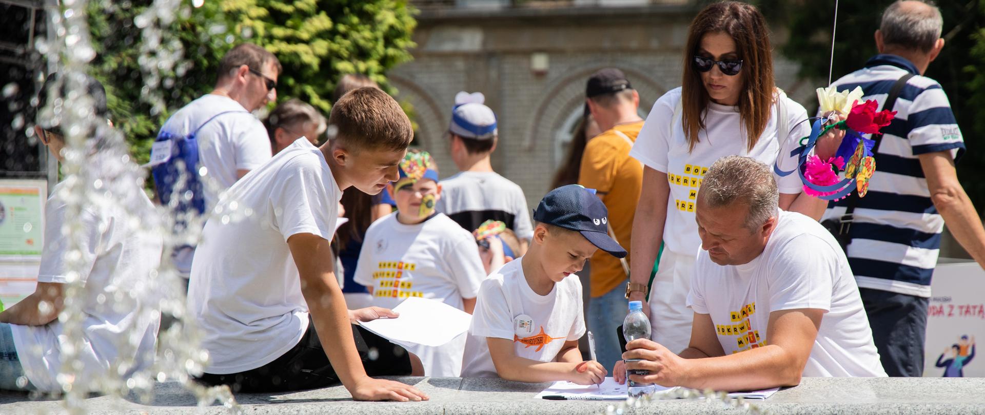 
Grupa ludzi na łące
