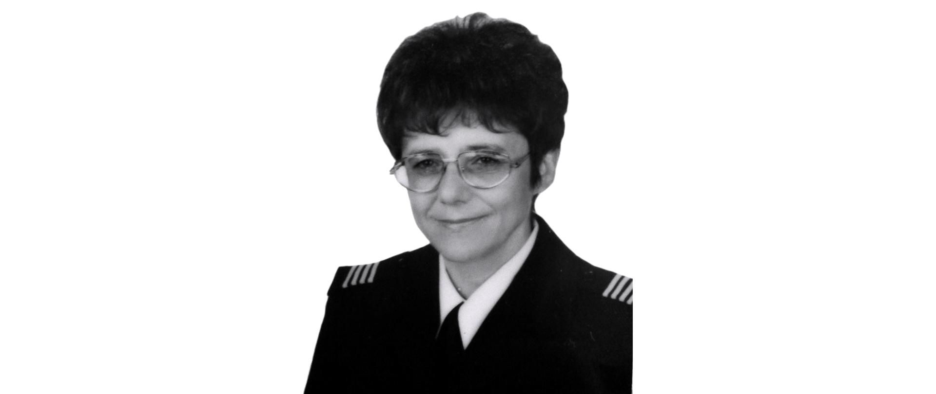 Młodszy ogniomistrz w stanie spoczynku Zdzisława FILIPCZAK w mundurze wyjściowym bez nakrycia głowy. Zdjęcie w odcieniach szarości.