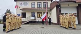 Uroczyste podniesienie Flagi Rzeczpospolitej Polskiej w Komendzie Powiatowej Państwowej Straży Pożarnej w Gorlicach z okazji Święta Niepodległości