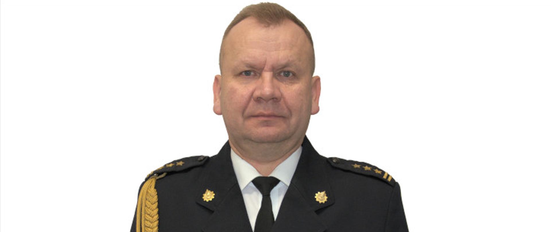 Zdjęcie portretowe zastępcy komendanta Andrzeja Nowaka na białym tle w mundurze galowym