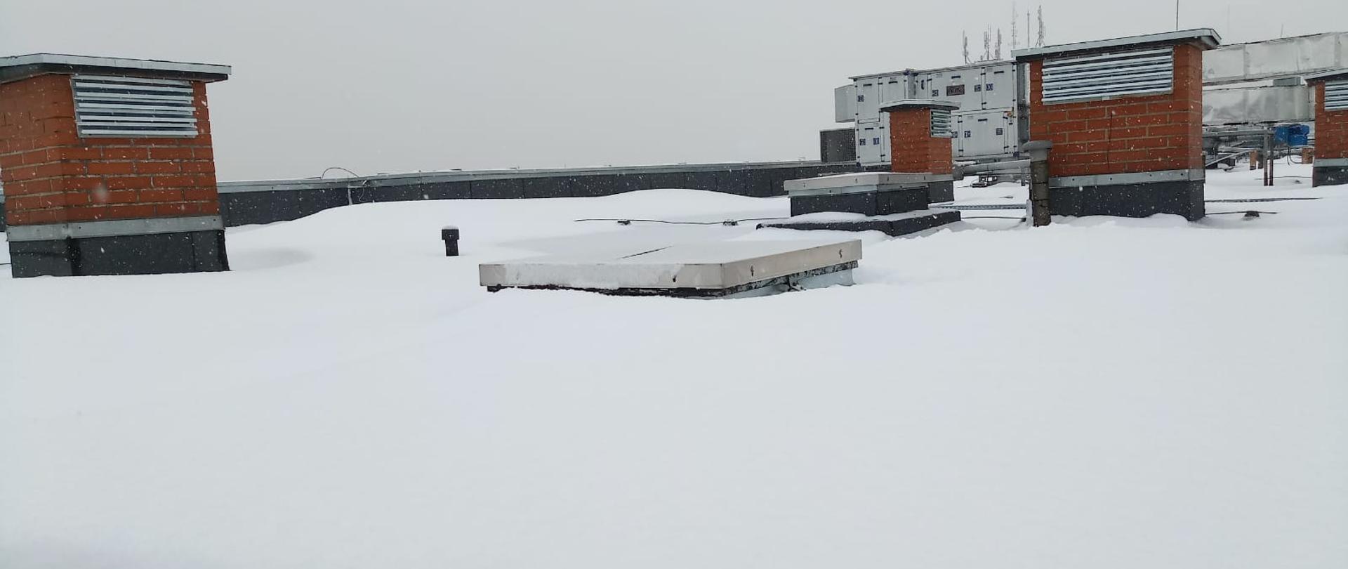 Zalegający śnieg na dachu