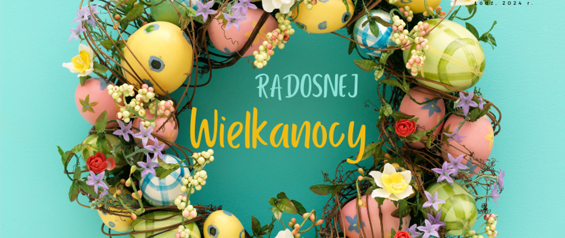 grafika: na zielonym tle wieniec wielkanocny z jajkami wielkanocnymi i kwiatami i napisem radosnej wielkanocy