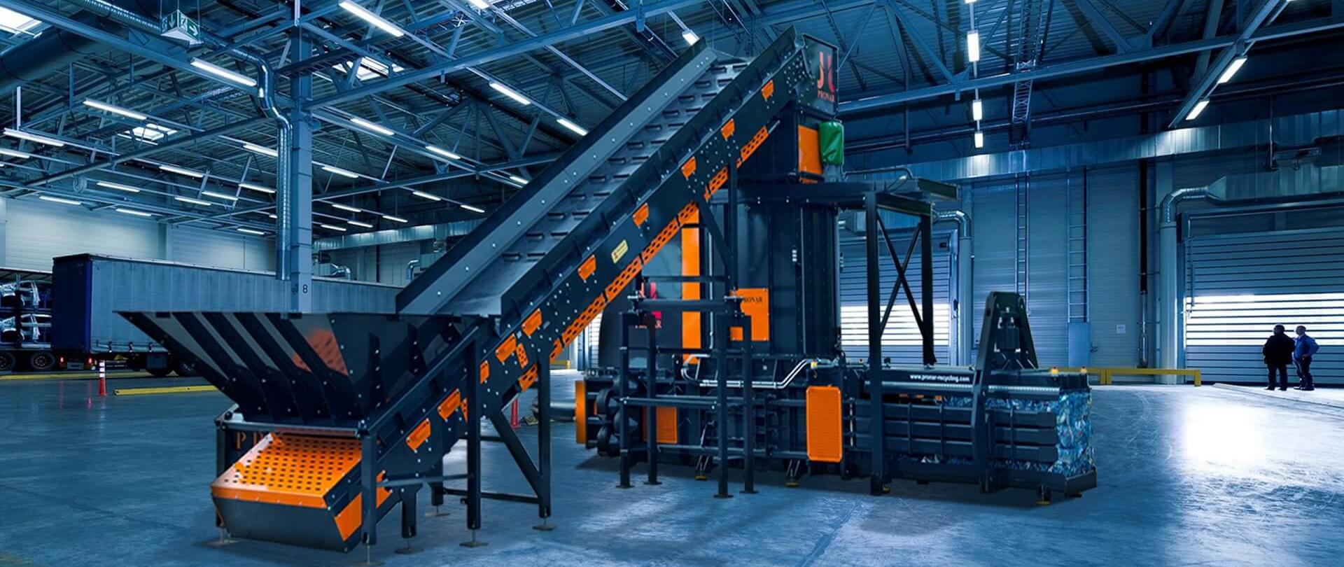 HPBK prasa. Dużych gabarytów maszyna przy pracy w hali produkcyjnej