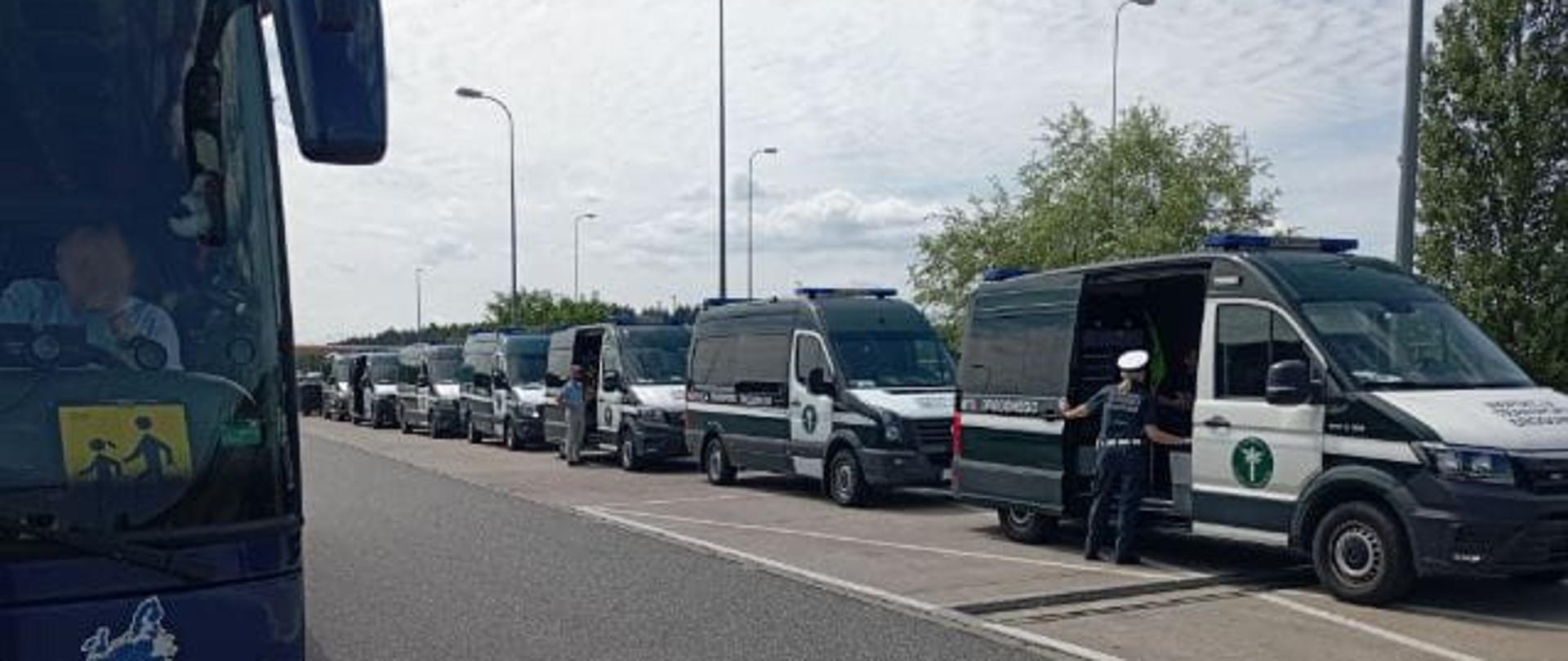 Widok pojazdów ITD i kontrolowanego autokaru