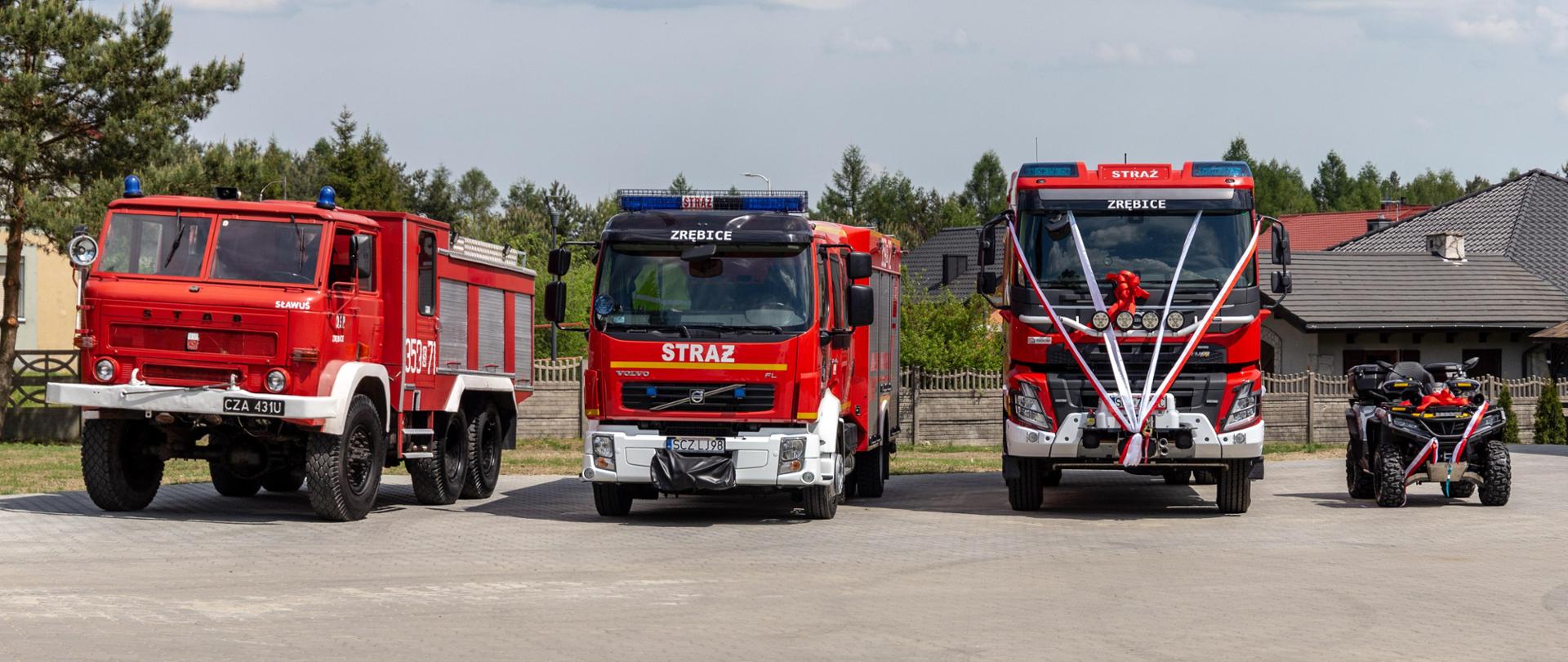 Na zdjęciu trzy samochody ratowniczo-gaśnicze oraz quad jednostki Ochotniczej Straży Pożarnej w Zrębicach