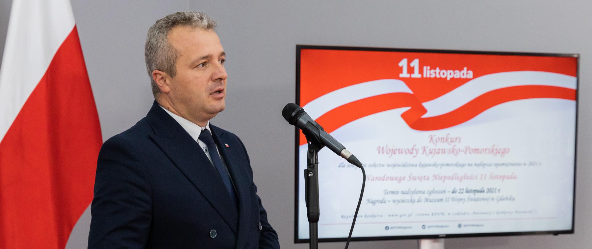 Wojewoda Mikołaj Bogdanowicz podczas konferencji prasowej poświęconej Konkursowi dla sołtysów sołectw województwa kujawsko-pomorskiego na najlepsze upamiętnienie w 2021 r. Narodowego Święta Niepodległości 11 listopada.