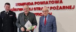 Wręczenie przez Komendanta Powiatowego PSP bryg,Andrzeja Gołdyna listu gratulacyjnego dla Władysława Karg