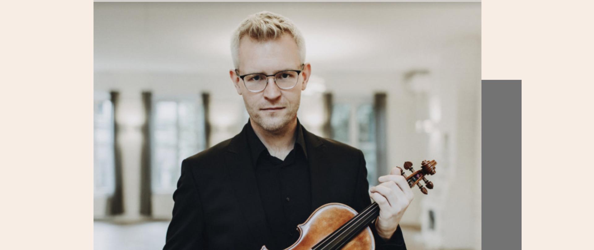 Plakat z informacjami na temat warsztatów i zdjęciem wykładowcy