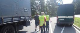 Pracownicy Inspekcji Ochrony Środowiska i Służby Celno-Skarbowej kontrolujący samochód ciężarowy.